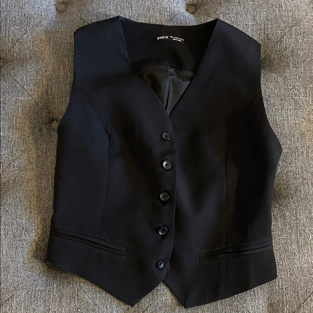 Cute button going out vest
